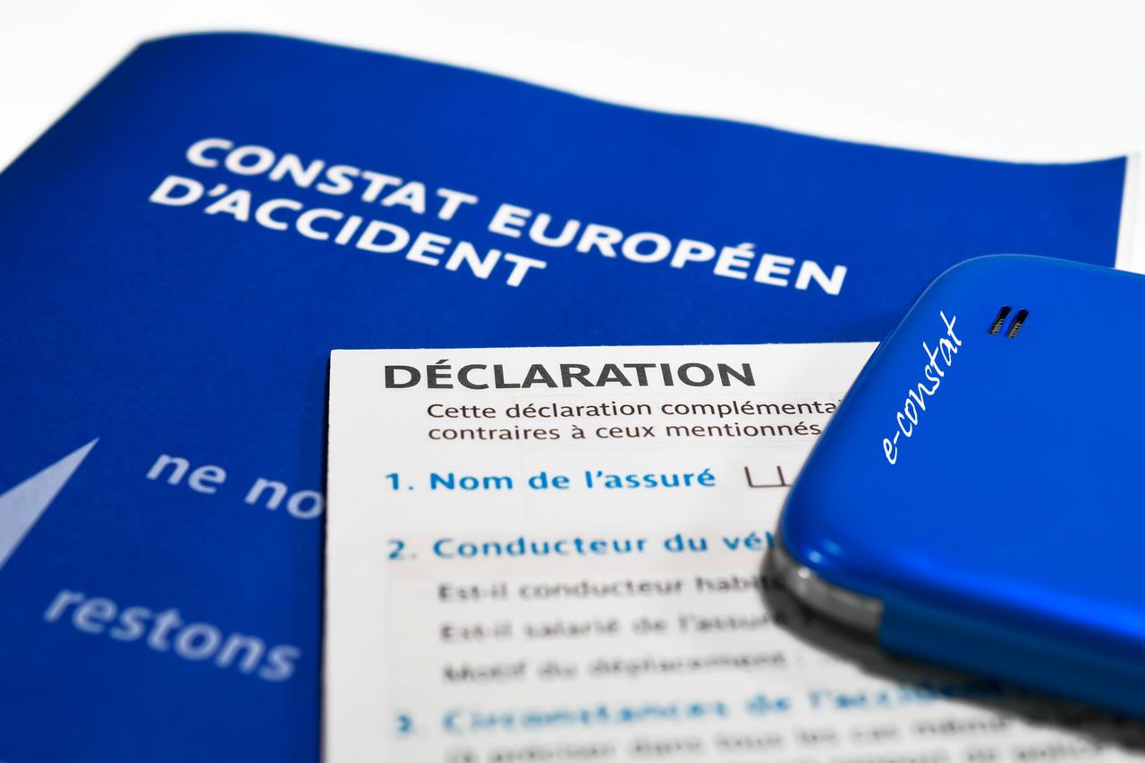découvrez pourquoi l'assurance auto pour les jeunes conducteurs coûte souvent le double et comment trouver des solutions pour réduire ce prix élevé.
