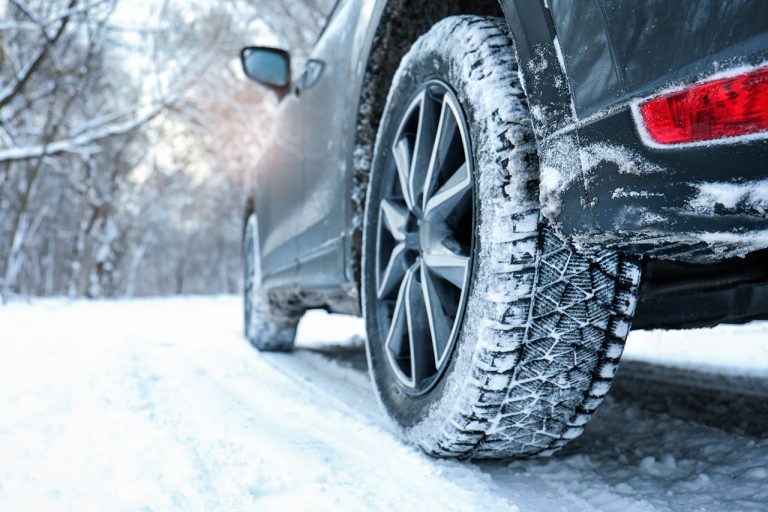 découvrez la liste complète des équipements obligatoires pour l'hiver 2025-2026 afin de garantir votre sécurité sur les routes durant la saison froide.