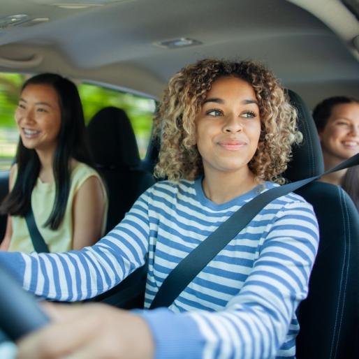 découvrez pourquoi les jeunes conducteurs paient des tarifs élevés en assurance auto et comment trouver des solutions adaptées pour réduire vos coûts.