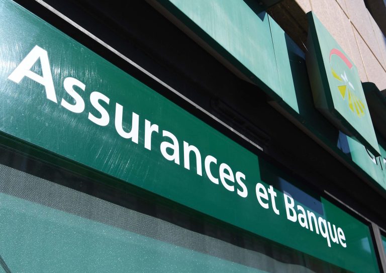 découvrez pourquoi l'assurance des voitures électriques est souvent plus chère et comment choisir la meilleure couverture pour protéger votre véhicule tout en maîtrisant vos coûts.