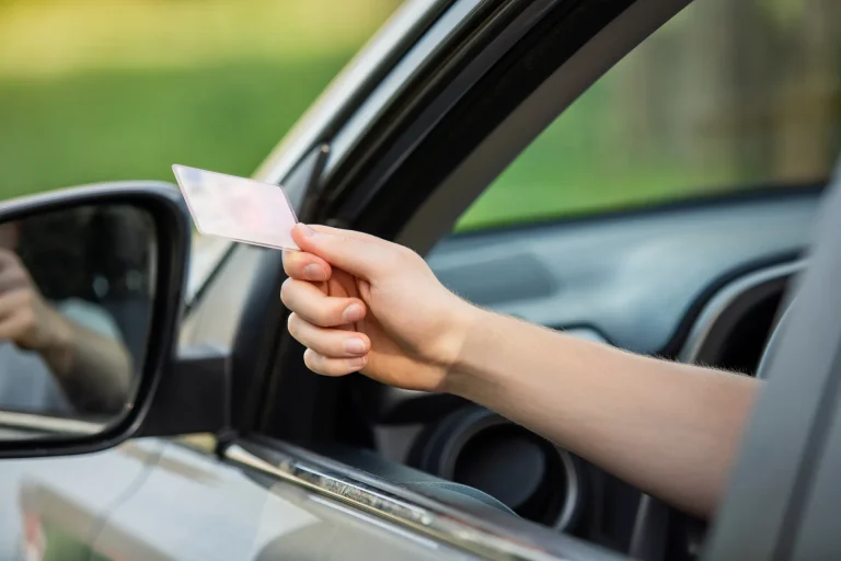 découvrez les documents auto obligatoires à avoir pour éviter une amende et circuler en toute légalité. informez-vous sur les indispensables à toujours présenter lors de vos contrôles routiers.
