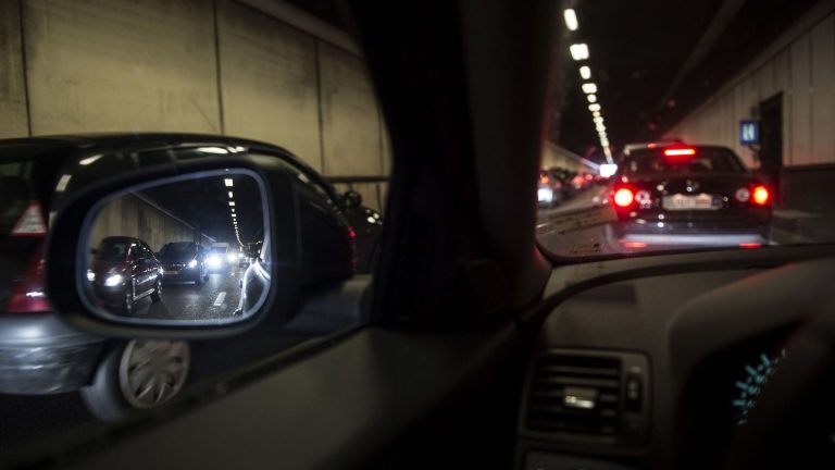 découvrez comment la méfiance entre assureurs et assurés influence la hausse des primes d'assurance auto et ses conséquences sur les conducteurs.